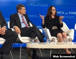 中央情报局前副局长莫雷尔（左）与美国斯坦福大学学者、政治学教授齐加特 (右) 2019年6月10日在华盛顿外交关系协会出席讨论会