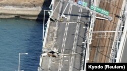 Oštećeni most koji vodi do aerodroma u Osaki