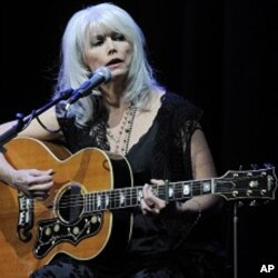 Emmylou Harris (file photo)