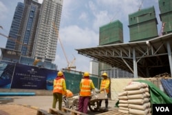 កម្មករកំពុងធ្វើការនៅការដ្ឋានអគារមួយកន្លែងក្នុងតំបន់កោះពេជ្រ រាជធានីភ្នំពេញ កាលពីខែឧសភា ឆ្នាំ២០១៩។ (កាន់ វិច្ឆិកា/VOA)