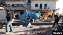 Warga memperhatikan kerusakan akibat serangan udara di pasukan pro-pemerintah Suriah yang didukung Rusia di daerah al-Sakhour, Aleppo, Suriah, yang dikuasai oleh pemberontak, 8 Februari 2016. 