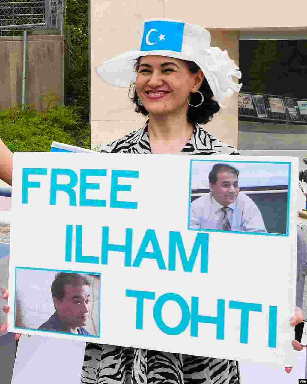 Uyg&#39;urlar Sharqiy Turkiston bayroqlarini ko&#39;tarib, Xitoy elchixonasi qarshisida bu davlatning uyg&#39;urlarga qarshi siyosatini qoralab, namoyish qilmoqda, Vashington, 3-avgust, 2014-yil. Odil Ruzaliev surati