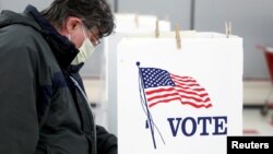 Wata mai kada kuri'a a zaben fidda gwani a Ottawa, Illinois, a watan Maris 2020.