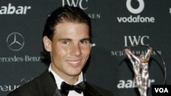 Rafael Nadal mendapat penghargaan Olahragawan Terbaik Laureus 2010 di Abu Dhabi hari Senin (7/2). Nadal telah pulih dari cedera kaki dan siap bertanding kembali.