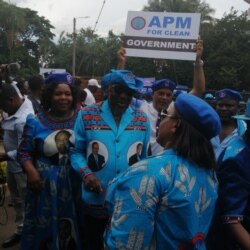 Henry Mussa, center, reads out the petition during the demonstrations in Blantyre, Malawi, Feb. 17, 2020. (Lameck Masina/VOA)