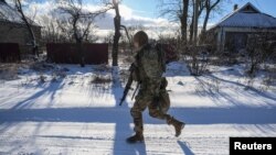 یک سرباز اوکراینی در خیابانی در منطقه دونتسک 