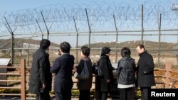 지난 2010년 비무장지대 인근 임진각을 방문한 일본 납북자 가족들이 철책 넘어 북녘을 바라보고 있다. (자료사진)