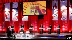Debat kandidat Capres AS dari partai Republik AS, 13 Februari 2016. Dari kiri: Gubernur Ohio John Kasich, mantan Gubernur Florida Jeb Bush, Senator dari Texas Ted Cruz, pebisnis Donald Trump, Senator dari Florida Marco Rubio, dan pesniunan dokter syaraf Ben Carson (Foto: dok).