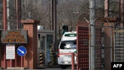 지난달 26일 주한미군 신종 코로나바이러스 확진자가 발생한 대구 인근 캠프 캐롤 미군기지로 미 육군 구급차가 들어가고 있다. 초병도 마스크를 착용했다.