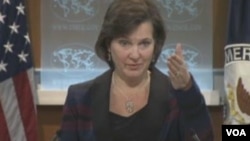 인도 동부도시 브후바네스와르 인근에서 열린 &#39;찬단 야트라 축제&#39;에 한 소년이 얼굴에 페이트칠을 하고 참가했다.&nbsp; &#39;찬단 야트라&#39;는 &#39;백단유 여행&#39;이란 뜻으로 축제 참가자들은 백단유를 식히면서 신을 덧입는다고 여긴다.