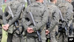 Arhiv - Vojnici vojske Austrije tokom zajedničke vježbe zaštite spoljnih granica EU sa vojskama Češke i Mađarske, u sklopu Centralnoevropske odbrambene saradnje (CEDEC), Austrija, 15. septembra 2017. (Foto: AP, Roland Zak)