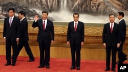 Presiden Xi Jinping (ketiga dari kiri) bersama para anggota Komisi Politbiro Partai Komunis China, di Beijing, Rabu (25/10). 