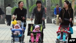 Para ibu dan anak-anak mereka di sebuah taman di Beijing. (Foto: Dok)