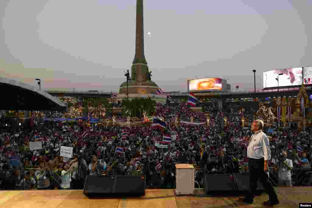 Protest leader Suthep Thaugsuban addresses anti-government protesters occupying a major intersection in central Bangkok, Jan. 14, 2014.