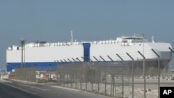 Kapal Israel MV Helios Ray tiba di pelabuhan Dubai Rashid, UEA, Minggu (28/2). 