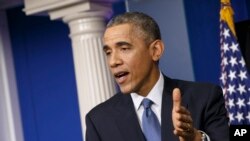 បាតុករ​ម្នាក់​ដែល​កាន់​ទង់ជាតិ​សញ្ញា​សន្តិភាព​ដើរ​តាម​ផ្លូវ​ក្នុង​ក្រុង Cleveland រដ្ឋ Ohio ទី​ដែល​សន្និបាត​ជាតិ​របស់​គណបក្ស​សាធារណរដ្ឋ​នឹង​ត្រូវ​ធ្វើ​ឡើង​នៅ​ថ្ងៃទី១៨ ខែកក្កដា។