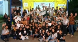 Anak-anak bersama semua elemen masyarakat di Surabaya dalam koalisi yang digagas ALIT menyerukan stop kekerasan dan eksploitasi seksual pada anak. (Foto: VOA/Petrus Riski)