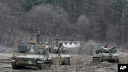 韩国军人在韩国与朝鲜边界附近参加军事演习（2016年3月7日）