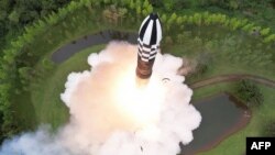 북한은 지난 7월 신형 고체연료 대륙간탄도미사일(ICBM) 화성-18형을 시험발사했다며 사진을 공개했다.