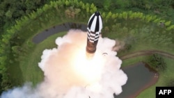 북한이 공개한 신형 대륙간탄도미사일(ICBM) 화성-18형 발사 장면.