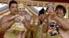 Para pegulat Sumo menggendong bayi-bayi di depan seorang juri yang mengenakan pakaian tradisional dalam sebuah acara di Kuil Kamegaike-Hachiman di Sagamihara, Prefektur Kanagawa, 14 Mei 2017. Jepang mencatat jumlah kelahiran bayi terendah sejak pencatatan kelahiran dimulai seabad lalu. (Foto:Dok) 