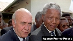 Nelesen Maandeellaa waliin Noobeelii nagaa kan badhaafamanii fi prezidaantii bara Appaartaayidii dhumaa kan turan, sabxiqqaalee warra adii to’ataa kan turan F.W.de Klerk 