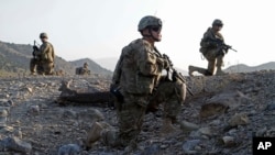 Sejumlah tentara Amerika Serikat dalam patroli gabungan Angkatan Darat AS dan tentara Angkatan Bersenjata Afghanistan di Provinsi Paktika, 12 Oktober 2019. (Foto: AP)