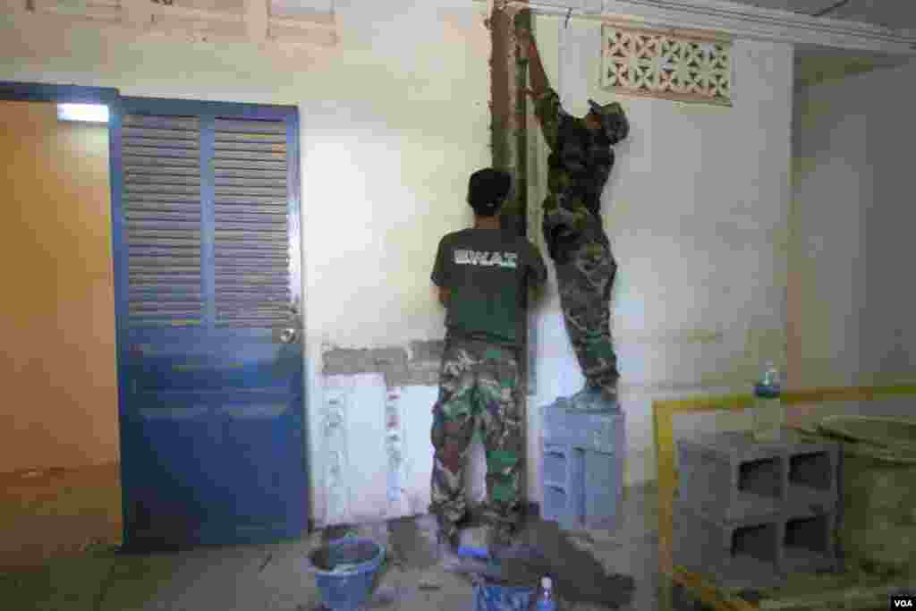 កងវិស្វកម្មកម្ពុជា និងកងទ័ពអាកាសសហរដ្ឋអាមេរិកប្រមាណជាង៨០នាក់ ជុសជុលអាគារសិក្សានៅស្រុកកំពង់ត្រាច ខេត្តកំពត កាលពី​ថ្ងៃពុធ ទី១៥ ខែមិថុនា ឆ្នាំ២០១៦។