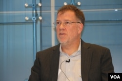 លោក John Norris នាយក​ប្រតិបត្តិ​នៃ​គម្រោង​កសាង​សន្តិភាព និង​សន្តិសុខ​ប្រកបដោយ​ចិរភាព​នៃ​មជ្ឈមណ្ឌល​វឌ្ឍនភាព​អាមេរិកាំង ឬ ​Center for American Progress បាន​ថ្លែងទៅ​កាន់​អ្នក​ចូល​រួម​ក្នុង​កិច្ចពិភាក្សា​មួយ​ស្តីពី​សេរីភាព​ពិភពលោក​កាល​ពី​ទី​១៦​ ខែ​មករា ឆ្នាំ​២០១៨។ (សាយ​ មុន្នី/VOA)