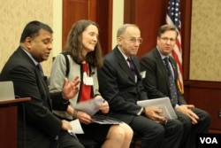 អ្នក​ជំនាញក្នុង​កិច្ចពិភាក្សាអំពី​ខួប​៤០ឆ្នាំ​នៃ​ភាព​ជា​ដៃ​គូ​រវាង​សហរដ្ឋអាមេរិក និង​សមាគម​ប្រជាជាតិ​អាស៊ី​អាគ្នេយ៍ នៅ​មណ្ឌល​បដិសណ្ឋារកិច្ច​ក្នុង​វិមាន​សភា​សហរដ្ឋ​អាមេរិក កាល​ពី​ថ្ងៃ​អង្គារ ទី១៦ ខែ​ឧសភា ២០១៧​។ (សឿន វឌ្ឍនា/VOA)