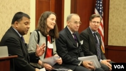 អ្នក​ជំនាញក្នុង​កិច្ចពិភាក្សាអំពី​ខួប​៤០ឆ្នាំ​នៃ​ភាព​ជា​ដៃ​គូ​រវាង​សហរដ្ឋអាមេរិក និង​សមាគម​ប្រជាជាតិ​អាស៊ី​អាគ្នេយ៍ នៅ​មណ្ឌល​បដិសណ្ឋារកិច្ច​ក្នុង​វិមាន​សភា​សហរដ្ឋ​អាមេរិក កាល​ពី​ថ្ងៃ​អង្គារ ទី១៦ ខែ​ឧសភា ២០១៧​។ (សឿន វឌ្ឍនា/VOA)