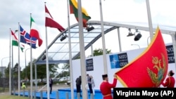 Podizanje zastave Crne Gore ispred sedišta NATO-a u Briselu