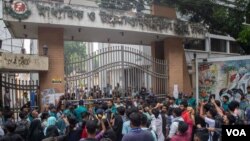 ঢাকা মাধ্যমিক ও উচ্চমাধ্যমিক শিক্ষা বোর্ডে এইচএসসি পরীক্ষায় ফলাফলে অকৃতকার্য শিক্ষার্থীদের বিক্ষোভ। ২০ অক্টোবর, ২০২৪। 