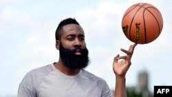 James Harden pose avant une conférence de presse à Paris, France, le 20 août 2016. AFP PHOTO / BERTRAND GUAY