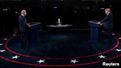 ប្រធានាធិបតី​សហរដ្ឋ​អាមេរិក​លោក Donald Trump ខាង​គណបក្ស​សាធារណរដ្ឋ និង​លោក Joe Biden ដែល​ជា​គូ​ប្រជែង​របស់​លោក​ខាង​គណបក្ស​ប្រជាធិបតេយ្យ បាន​ប៉ះ​ទង្គិច​ពាក្យ​សម្ដី​គ្នា​ នៅ​ក្នុង​ការជជែក​ដេញដោល​ដ៏​តានតឹង​ ​កាល​ពី​យប់​ថ្ងៃ​អង្គារ នៅ​ក្នុង​ទីក្រុង Cleveland រដ្ឋ Ohio។