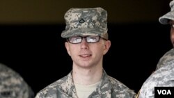 Intelijen Angkatan Darat AS, Bradley Manning dikawal ketat menuju pengadilan militer di Fort Meade, Maryland (Foto: dok).