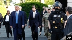 Presiden Donald Trump meninggalkan Gedung Putih menuju ke Gereja St. John di Washington, 1 Juni 2020. Menteri Pertahanan Mark Esper berada di sebelah kanan Trump. (Foto: AP)