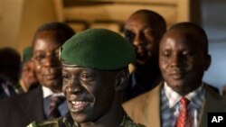 Pemimpin kudeta Mali Amadou Haya Sanogo (depan) memberi keterangan kepada pers di Kati, Mali (31/3).