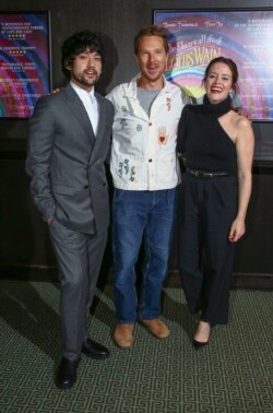 Will Sharpe, dari kiri, Benedict Cumberbatch dan Claire Foy pada sesi pemotretan untuk film 'The Electrical Life of Louis Wain' di London, Minggu, 10 Oktober 2021. (Foto: Joel C Ryan/Invision/AP)