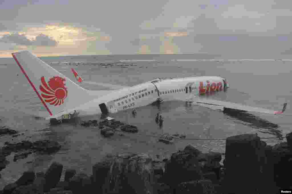 Pesawat Lion Air terapung di laut setelah gagal mendarat di Denpasar, Bali, dalam foto yang disediakan oleh kepolisian, 13 April 2013.