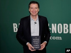 Mantan direktur FBI James Comey berpose di toko buku Barnes & Noble di New York, 18 April 2018. (Foto: dok).