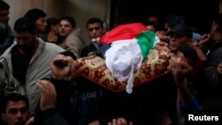 អ្នក​កាន់​ទុក្ខ​សែង​សាកសព​របស់​ Tawfiq Abu Reyala អ្នក​នេសាទ​ប៉ាលេស្ទីន​ដែល​ពេទ្យ​ទាហាន​និយាយ​ថា​បាន​សម្លាប់​ដោយ​កងទ័ព​ជើង​ទឹក​អ៊ីស្រាអែល កំឡុង​ពិធី​បុណ្យ​សព​របស់​គាត់ នៅ​ជំរុំ Shatti ក្នុង​ក្រុង Gaza កាលពី​ថ្ងៃទី៧ ខែមីនា ឆ្នាំ២០១៥។