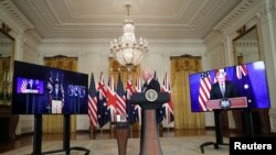 조 바이든(가운데) 미국 대통령이 15일 백악관에서 보리스 존슨(오른쪽 화면) 영국 총리, 스콧 모리슨 호주 총리와 화상 회의를 진행하고 있다. 