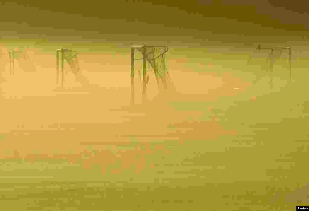 Seorang anak perempuan Kristen Mesir ikut menyanyi dalam misa Tahun Baru di gereja Katedral Cave (Santo Simon) di distrik Moqattam, Kairo, Mesir (31/12).