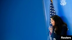 Ezra Zeya, Davlat kotibining demokratiya, inson huquqlari va mehnat bo'yicha muovini vazifasini o'tayotgan rasmiy Pekindagi matbuot anjumanida so'zlayapti. 2-avgust, 2013-yil.