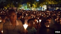 ពិធី​អុជ​ភ្លើង​ទៀន​នៅ​ឧទ្យាន​ Victoria ក្នុង​ក្រុង​ហុងកុង​ ដើម្បី​ប្រារព​ខួប​ទី​២៧​នៃ​ការ​សម្លាប់​រង្គាល​នៅ​ទីលាន​ Tiananmen ក្នុង​ក្រុង​ប៉េកាំង។