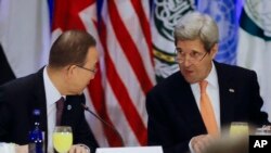 Sekjen PBB Ban Ki-moon, kiri, dan Menteri Luar Negeri AS, John Kerry berbicara sebelum pertemuan untuk mengupayakan dukungan bagi Suriah di sebuah hotel di New York, 18 Desember 2015. 