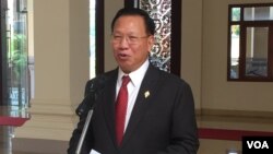 រូបឯកសារ៖ លោក​ ឈាង វុន​ តំណាង​រាស្ត្រគណបក្ស​ប្រជាជន​កម្ពុជា​ ធ្វើសន្និសីទ​ព័ត៌មាន​អំពីការ​បែង​ចែក​អាសនៈសភា​​របស់គណបក្សប្រឆាំង​ទៅគណបក្ស​ដទៃទៀត​នៅរដ្ឋសភា​ កាលពីថ្ងៃ​ទី​​២៤​ ខែ​វិច្ឆិកា​ ឆ្នាំ​​២០១៧​។ (ហ៊ុល រស្មី/VOA) ​