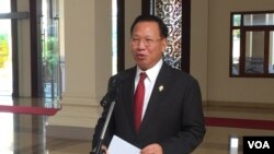 លោក​ ឈាង វុន​ តំណាង​រាស្ត្រគណបក្ស​ប្រជាជន​កម្ពុជា​ ធ្វើសន្និសីទ​ព័ត៌មាន​អំពីការ​បែង​ចែក​អាសនៈសភា​​របស់គណបក្សប្រឆាំង​ទៅគណបក្ស​ដទៃទៀត​នៅរដ្ឋសភា​ កាលពីថ្ងៃ​ទី​​២៤​ ខែ​វិច្ឆិកា​ ឆ្នាំ​​២០១៧​។ (ហ៊ុល រស្មី/VOA) ​