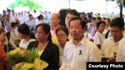 Rong Chhun and his former colleagues paid their last respect to the late social analyst Kem Ley. (Courtesy of Ouk Chayavy)